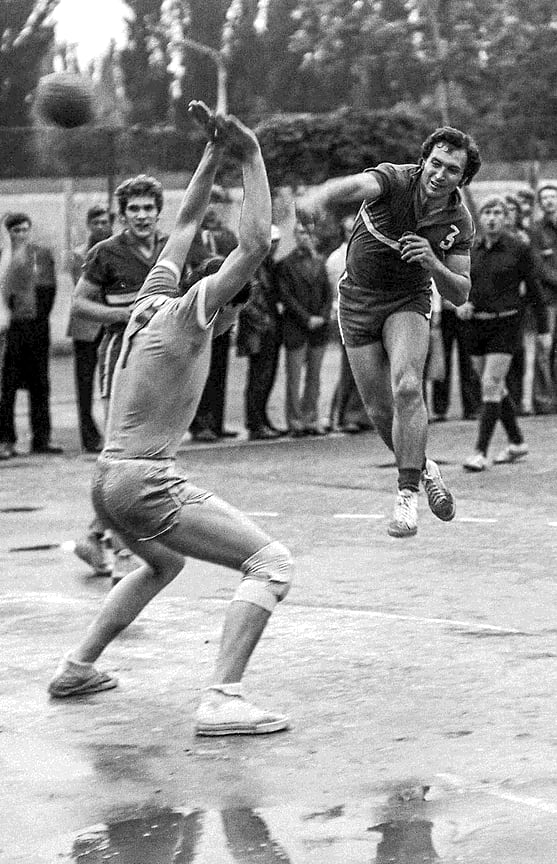 Гандбольное поле стадиона «Кубань», май 1975 года. В атаке мастер спорта международного класса Владимир Морозов, капитан команды «Буревестник»