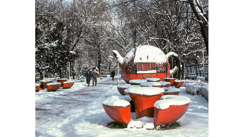 Кафе «Чайник» на бульваре по ул. Красная. Декабрь 1998 года