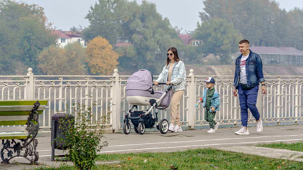 Выходной день бабьего лета на набережной реки Кубань. Середина октября 2021 г.
