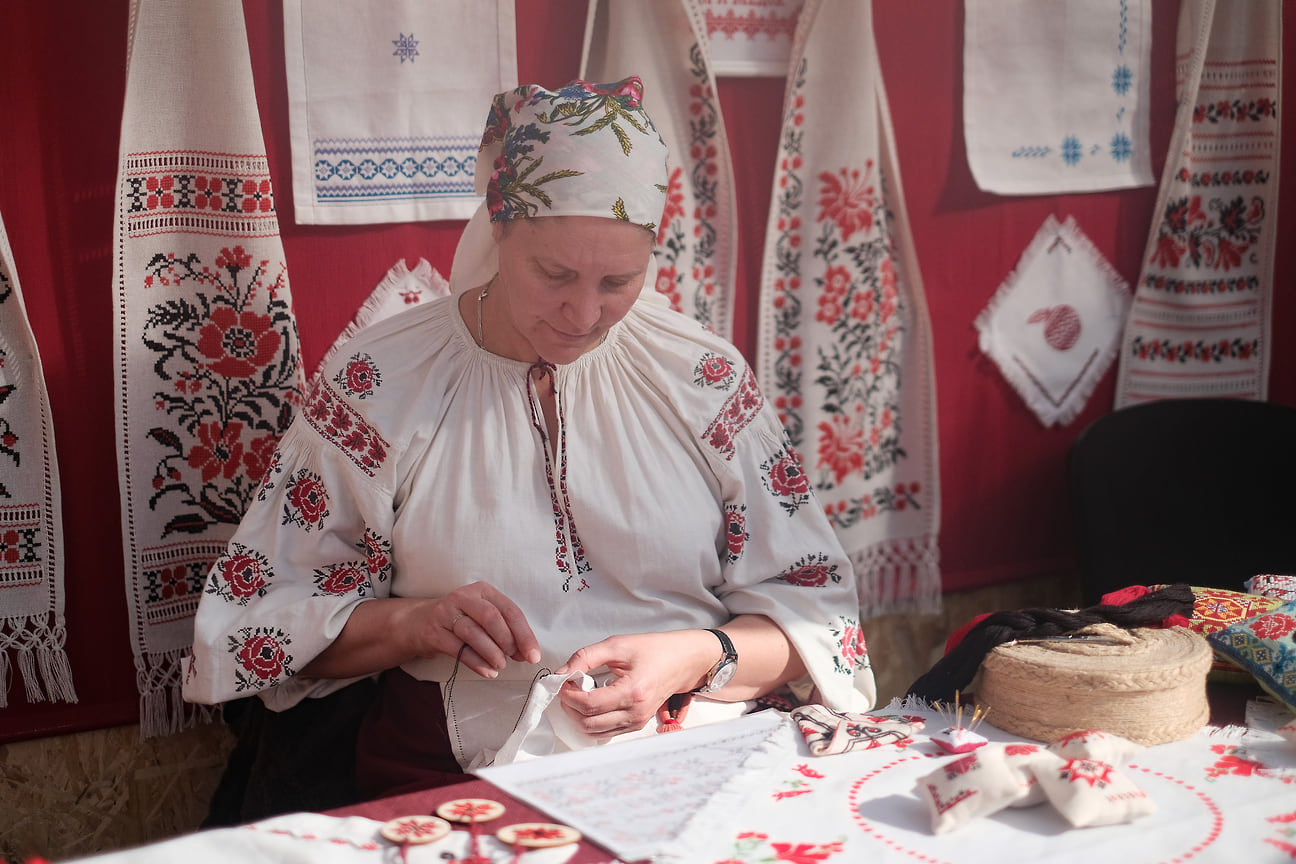 Мастер-класс по вышивке на фестивале традиционной казачьей культуры «Александровская крепость». Хутор Аргатов (Усть-Лабинский район), октябрь 2021
