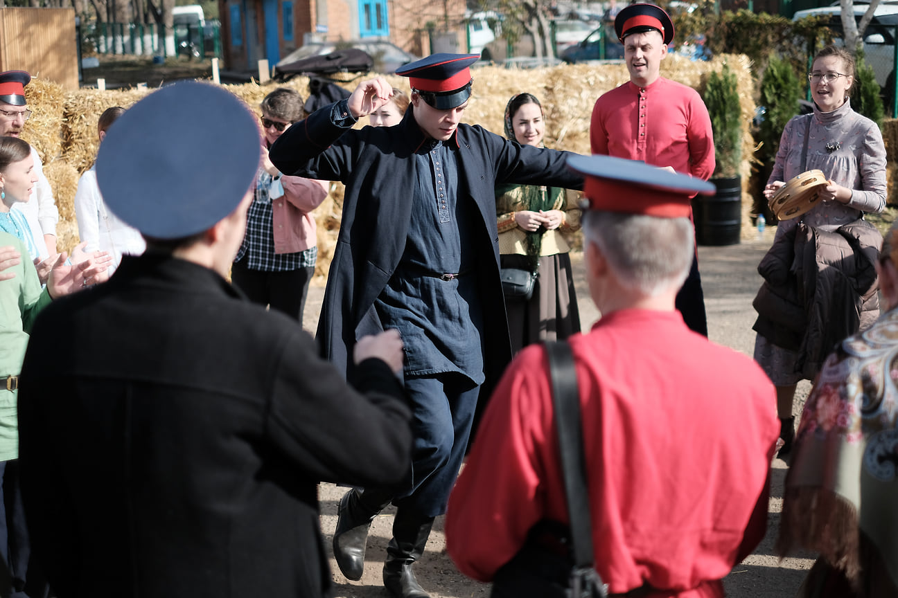 Участники фестиваля традиционной казачьей культуры «Александровская крепость». Хутор Аргатов (Усть-Лабинский район), октябрь 2021
