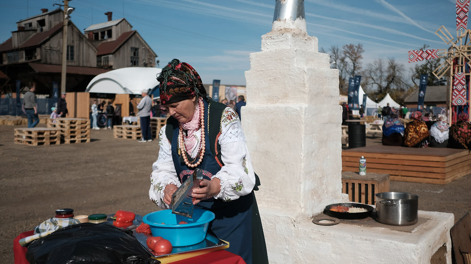 Мастер-класс по приготовлению кубанского борща на фестивале традиционной казачьей культуры «Александровская крепость». Хутор Аргатов (Усть-Лабинский район), октябрь 2021
