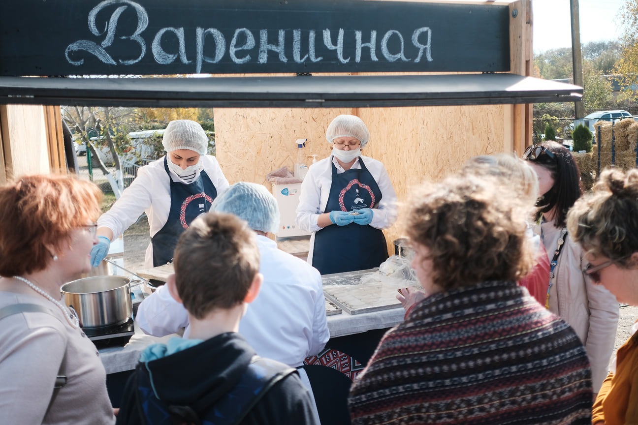 Мастер-класс по приготовлению вареников на фестивале традиционной казачьей культуры «Александровская крепость». Хутор Аргатов (Усть-Лабинский район), октябрь 2021
