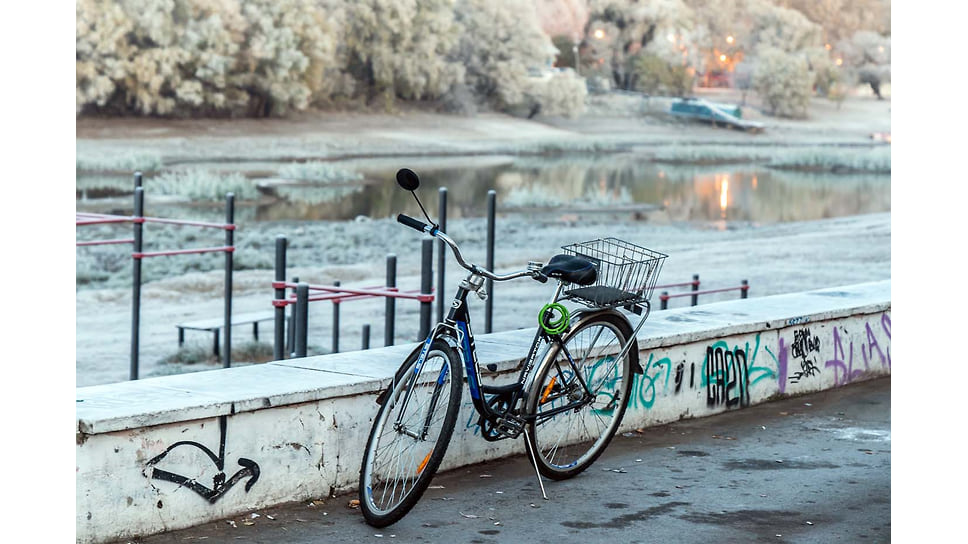 Зимний пейзаж с одиноким велосипедом
