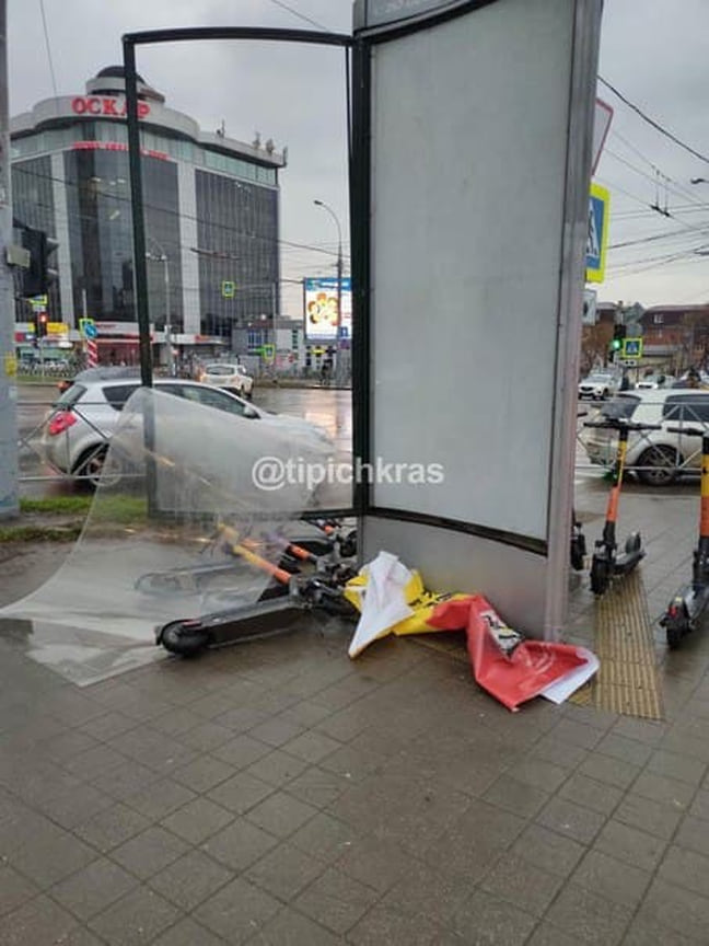 Ветром повредило рекламные конструкции на перекрестке улиц 40 лет Победы и Московской
