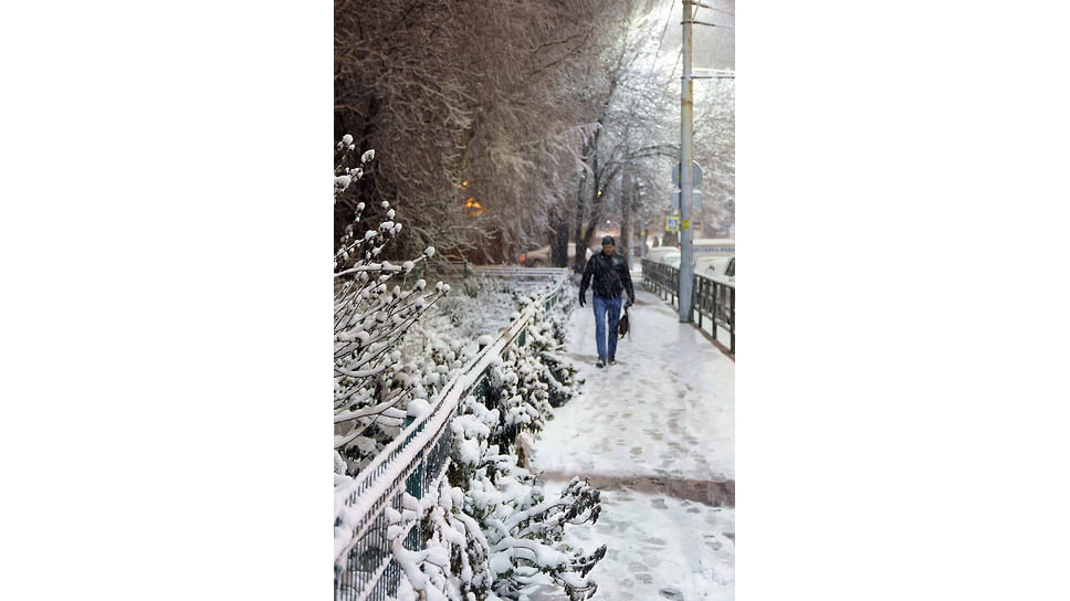 Домой по заснеженному тротуару
