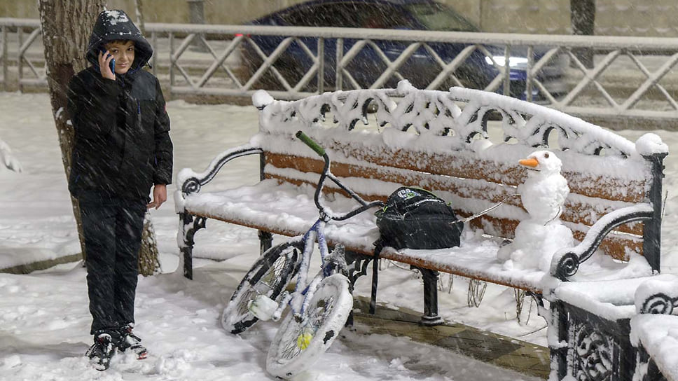 Мариинский сквер. Первый снеговик
