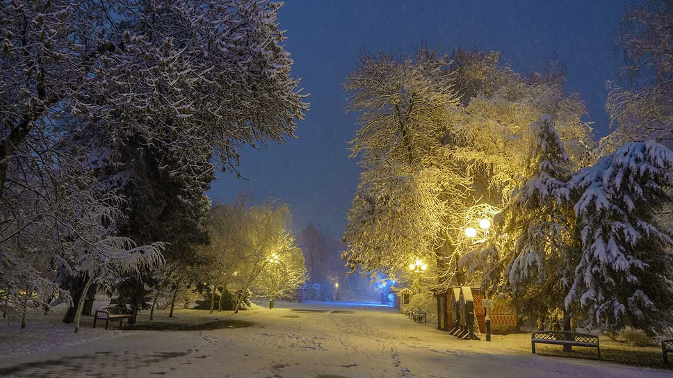 Парк Городской сад. Вечерняя аллея под снегом
