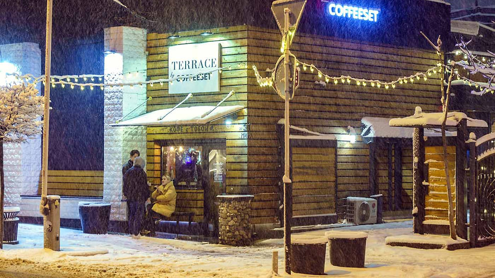 Любители кофе под снегом
