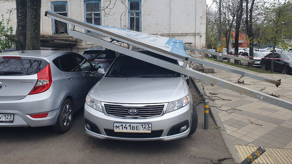 Пострадало от щита и поломанных веток до четырех машин на ул. Красноармейской
