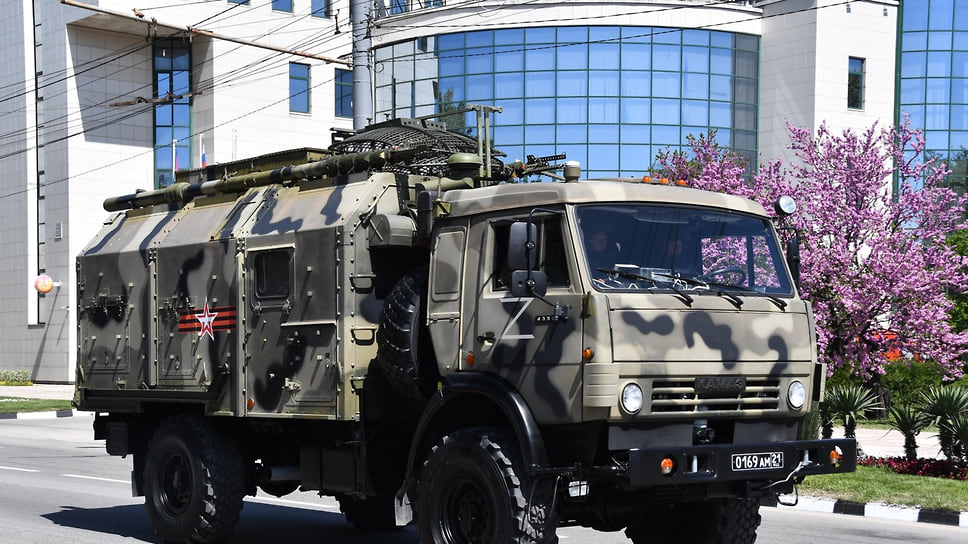 В Новороссийске в военизированном торжественном шествии задействовали современную военную технику
