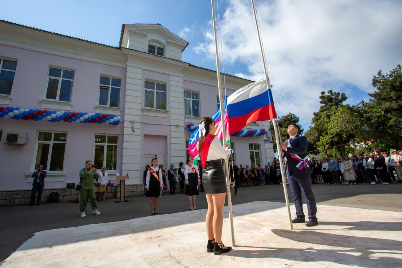 Церемония поднятия флагов России и Краснодарского края в одной из школ курорта
