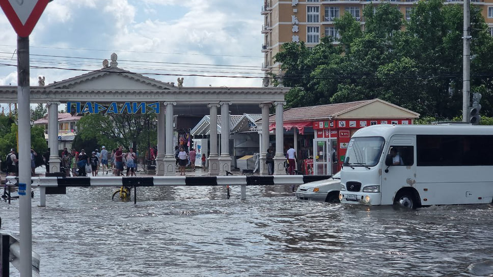 Движение транспорта после ливня было затруднено на самых оживленных улицах