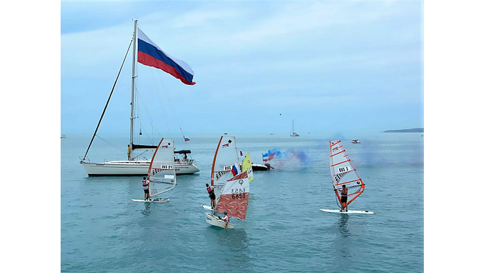 На набережной в Лазаревском над водой подняли восьмиметровый флаг РФ
