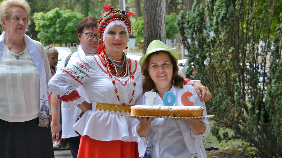 В Первомайском сквере ТОСы показали инсталляцию «Желаем счастья вам!»