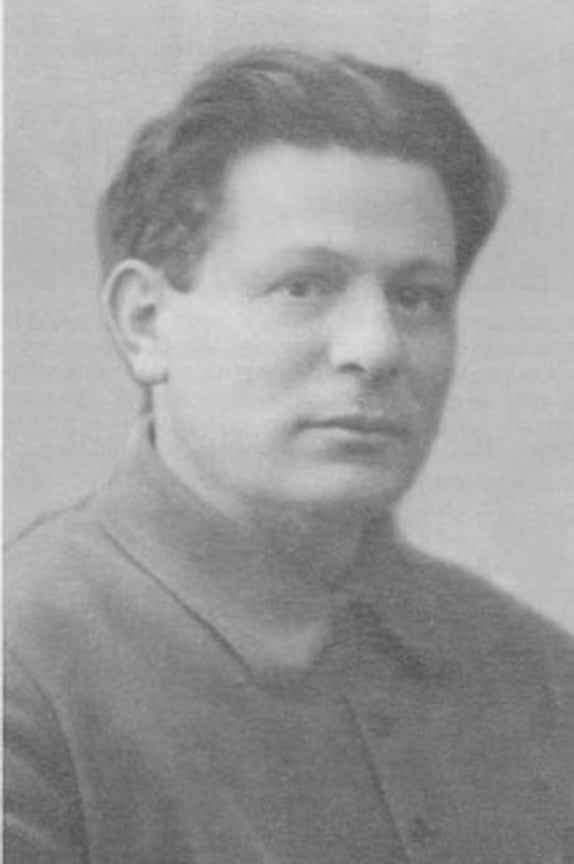 Краснодарский край за 85 лет его истории возглавляли 22 руководителя. Первым секретарем крайкома КПСС образованного в 1937 году региона был Иван Кравцов, уроженец села Алагир Терской области (Северная Осетия). Первым местом работы будущего главы региона стала часовая мастерская во Владикавказе, где он трудился подмастерьем. В дальнейшем он работал на Грозненских нефтяных промыслах, а в 1915 году вступил в ряды Русской армии и принял участие в Первой мировой войне. В 1918 году стал членом РКП(б). Ивана Кравцова расстреляли всего через два месяца работы в должности первого секретаря Краснодарского крайкома