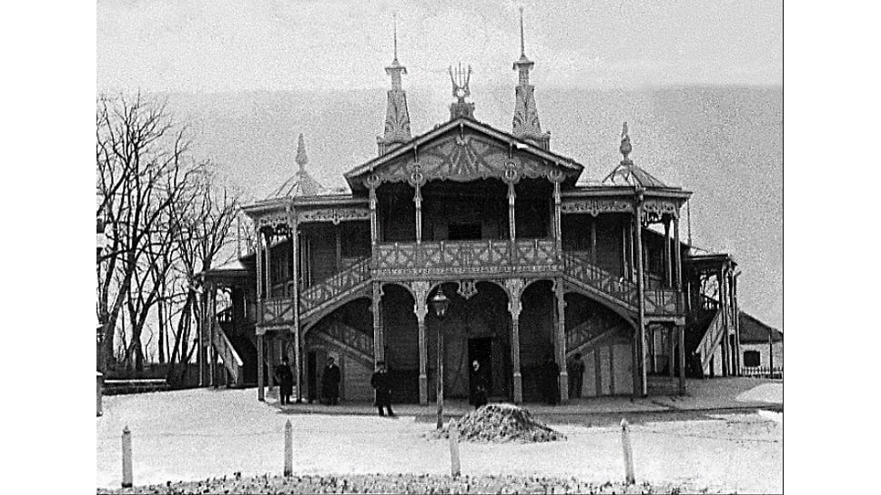 В конце XIX века в Войсковом саду (с 1932 года - парк им. М. Горького) был построен деревянный летний театр, в котором выступали Федор Шаляпин и Айседора Дункан. В 1943 году театр использовался немцами в качестве склада, а позднее был сожжен.
