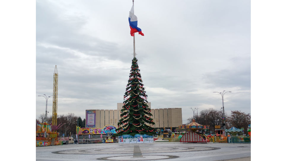 На главной городской площади установили самую высокую новогоднюю елку в Краснодаре
