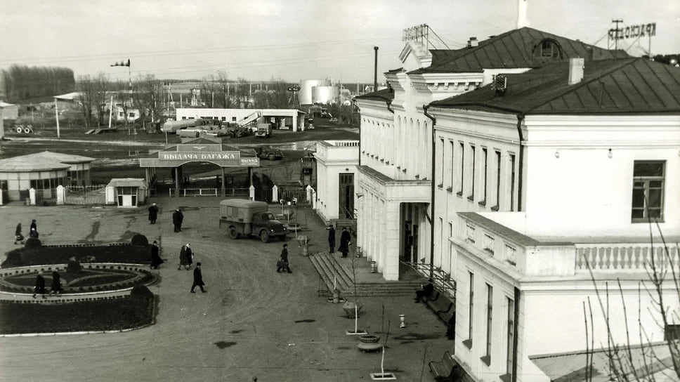 Привокзальная площадь в 1960-м году. Справа пока еще единственный терминал, который сейчас обслуживает международные направления
