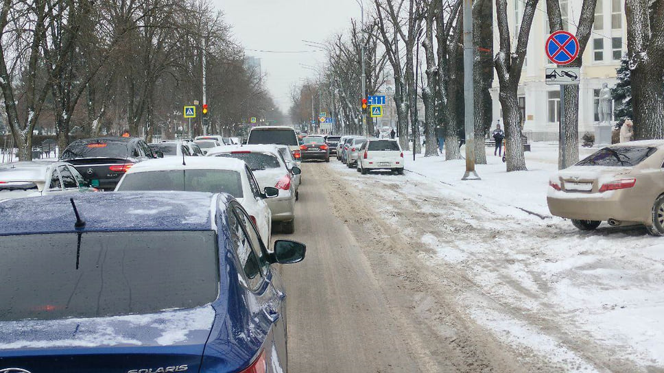 Спустя несколько часов после снегопада в городе образовались девятибалльные пробки.
