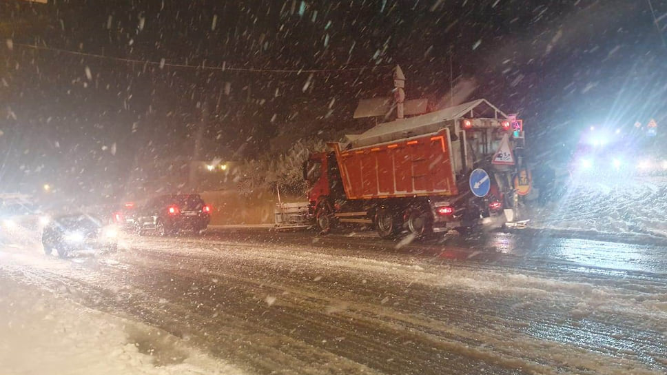 За сутки на дорогах Краснодарского края израсходовали более 5,6 тысяч тонн противогололедных материалов
