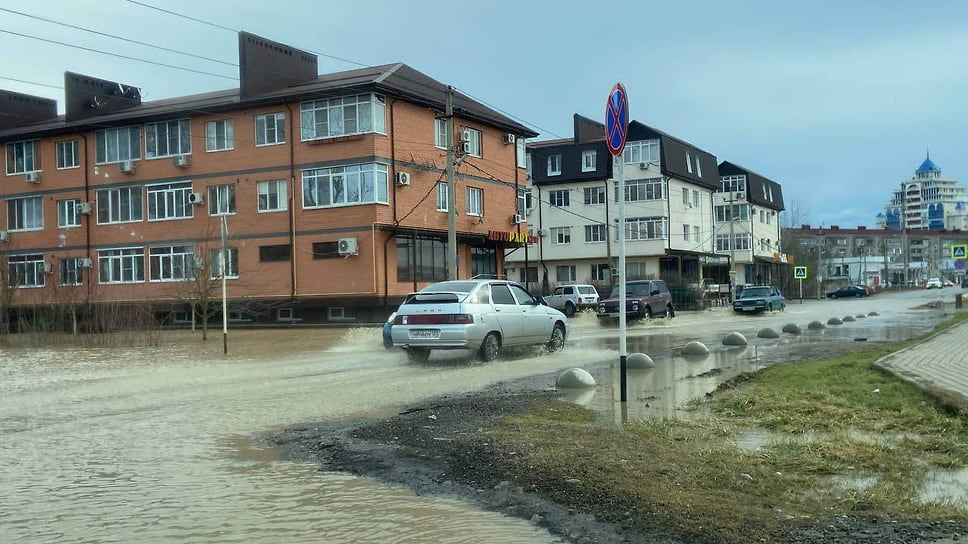 В Горячем Ключе общий уровень воды в реке Псекупс поднялся в три раза. В городе затопило две дороги и 10 придомовых территорий.
