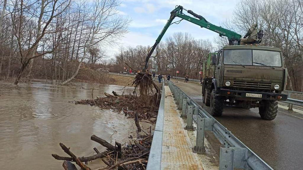 В станице Григорьевской Северского района вода в реке Шебш поднялась до опасного уровня, в районе выпал 21 мм осадков. Возле моста разобрали затор из сухих веток.
