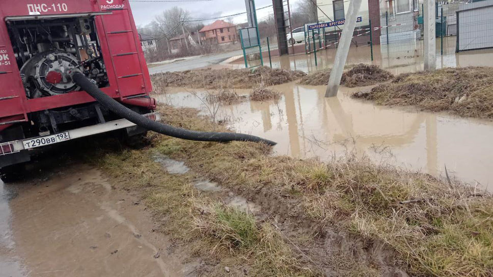 В Горячем Ключе затопило улицу Луговую.
