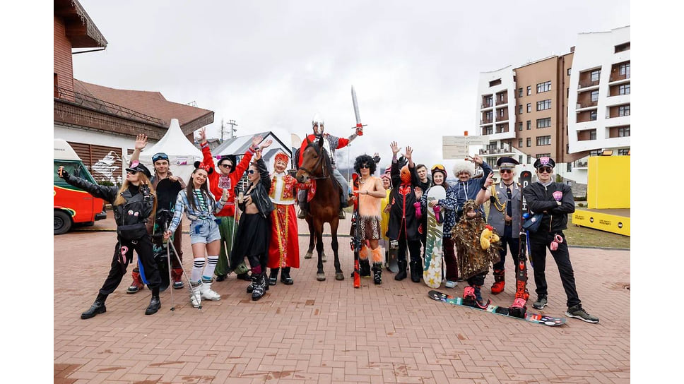 Карнавальное шествие перед спуском возглавил Илья Муромец верхом на коне
