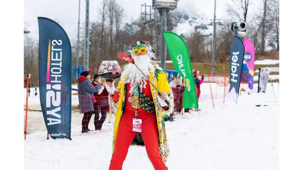 В номинации «Лучший взрослый костюм» победил лыжник Арсений Морозов, который сшил костюм «Сочинского деда Мороза».
