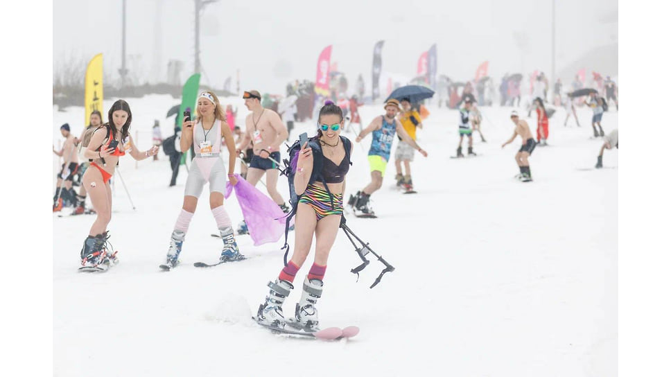 Участники фестиваля в 2016 году побили мировой рекорд по спуску на лыжах в купальниках
