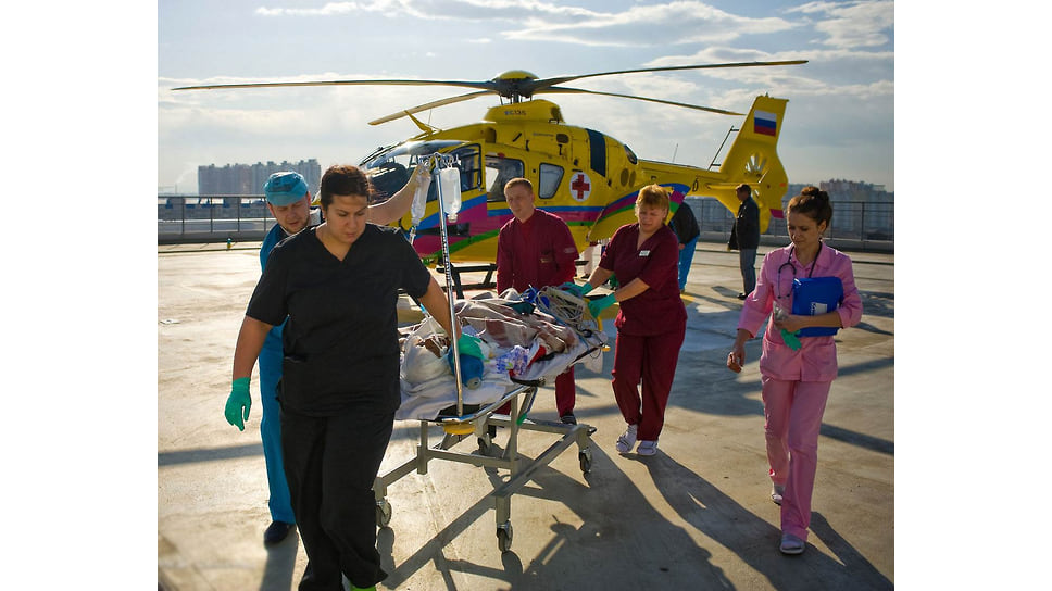 В арсенале НИИ-ККБ№1 имеются два реанимационных вертолета «Еврокоптер 135» и «Ансат», которые осуществляют ежедневные вылеты для транспортировки пациентов и на экстренные операции в районные больницы
