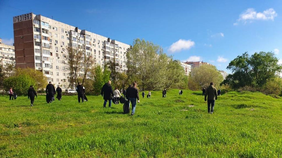 В Западном округе на субботник вышли свыше 20 тыс. человек. Они убрали более 60 кубометров мусора. 