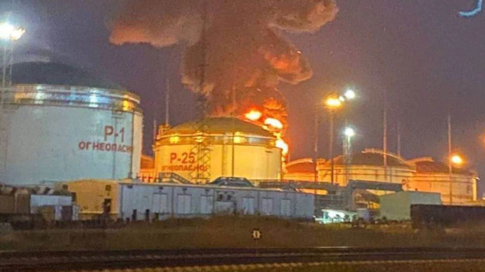 Ночью 3 мая в поселке Волна Темрюкского района загорелся резервуар с нефтепродуктами