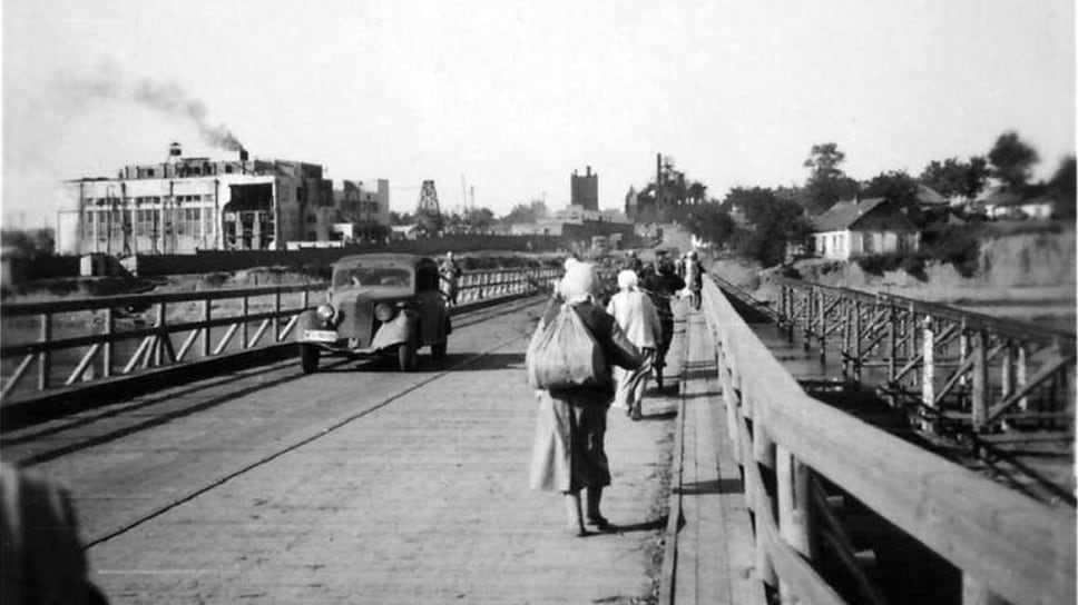 Краснодар. На мосту через реку Кубань в районе КРЭС, осень 1942 год. Фото из альбома немецкого военнослужащего