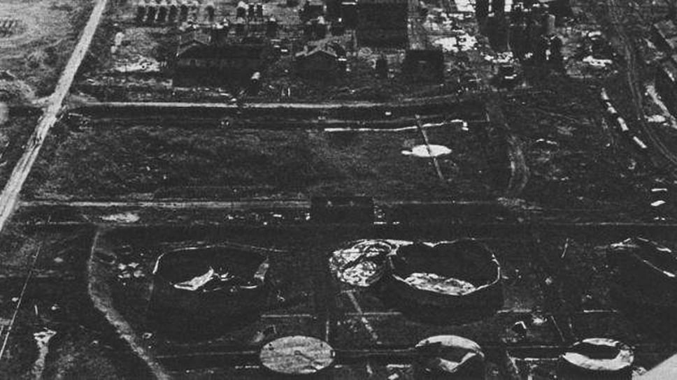 Краснодар. Разрушенный нефтезавод, август 1942 год. Фото с самолёта (из итальянского журнала TEMPO, 1942)

