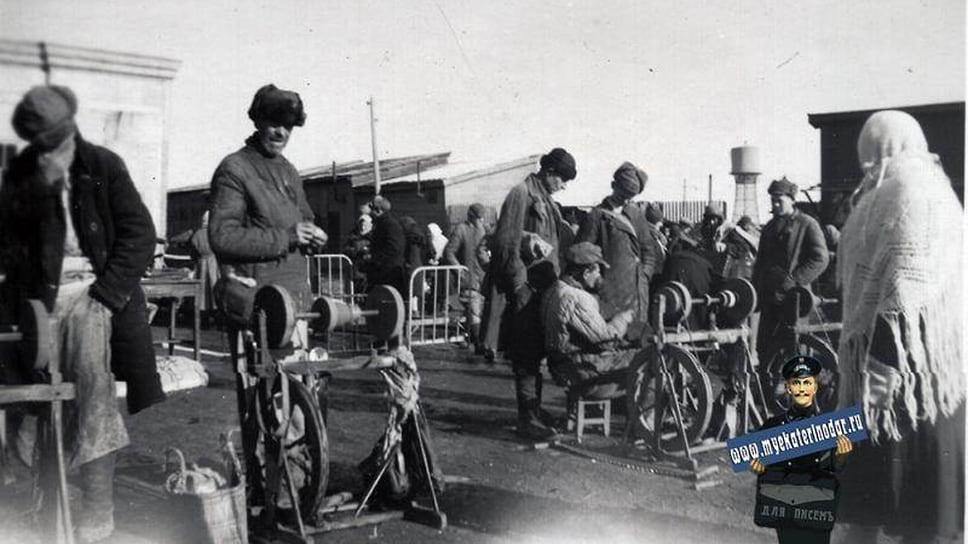 Краснодар. Сенной рынок, точильщики ножей, осень 1942 года
