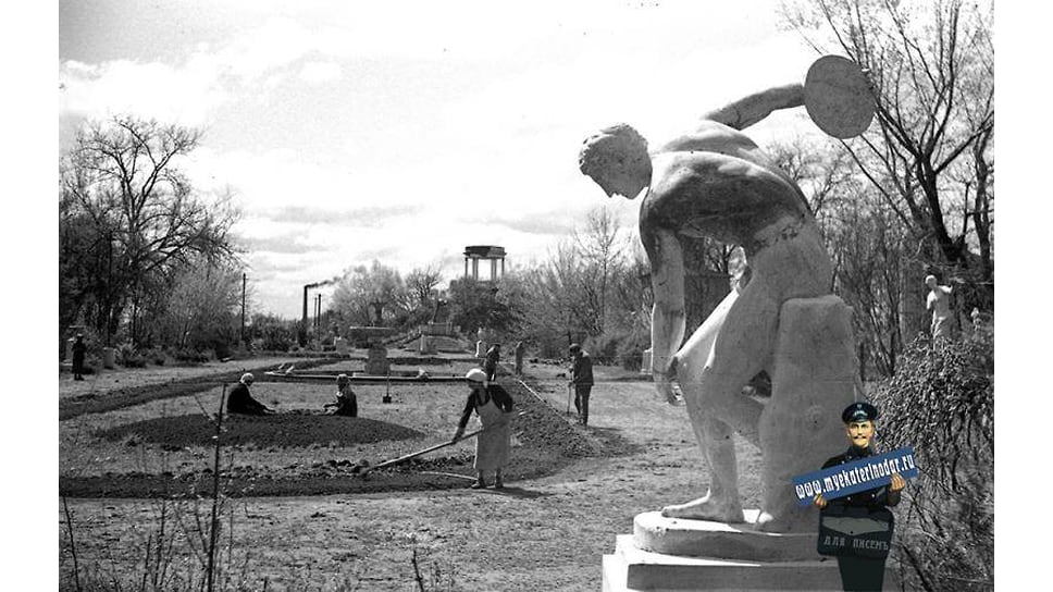 Краснодар. В Парке им. М. Горького, 1944 год. Место: Городской сад — Горка (вид с севера)
