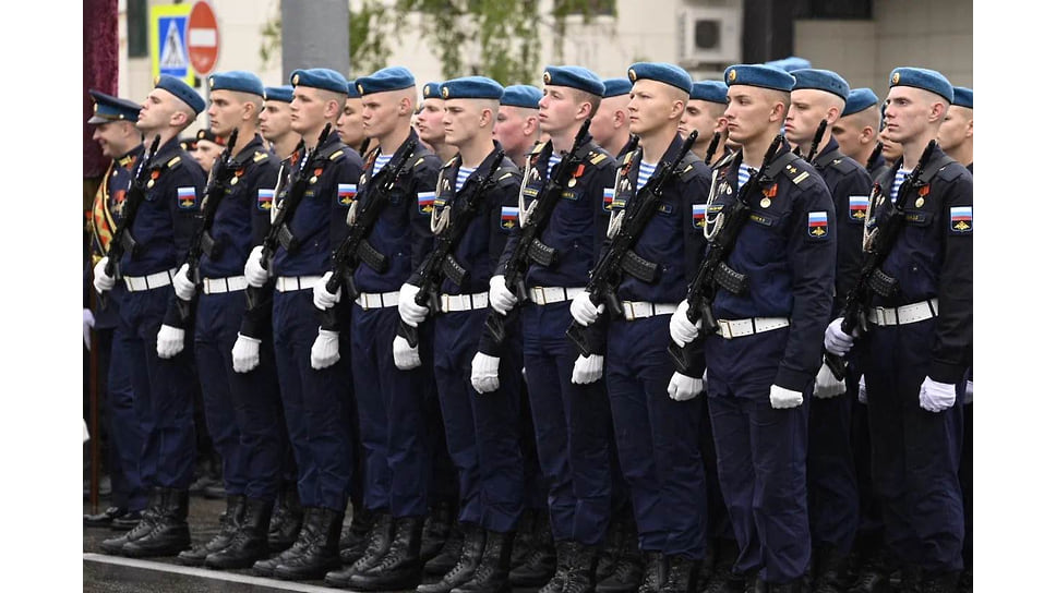 Новороссийские десантники выстроились на улице Советов

