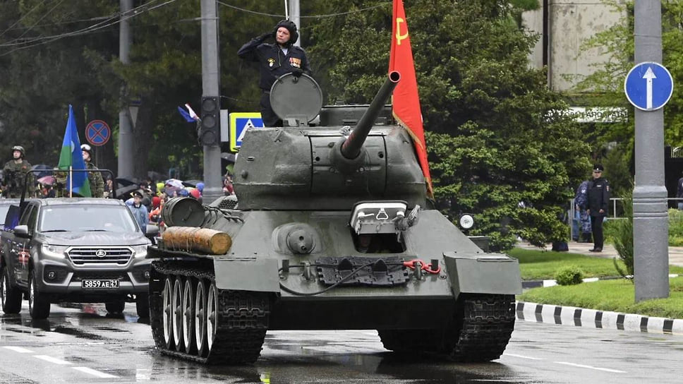 Механизированную колонну на параде Победы возглавил отреставрированный танк Т-34
