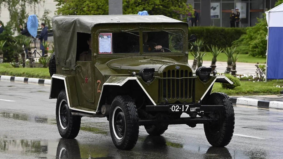В составе ретроколонны — автомобиль ГАЗ-АА (военная полуторка), мотоциклы времен Великой Отечественной войны и УАЗы
