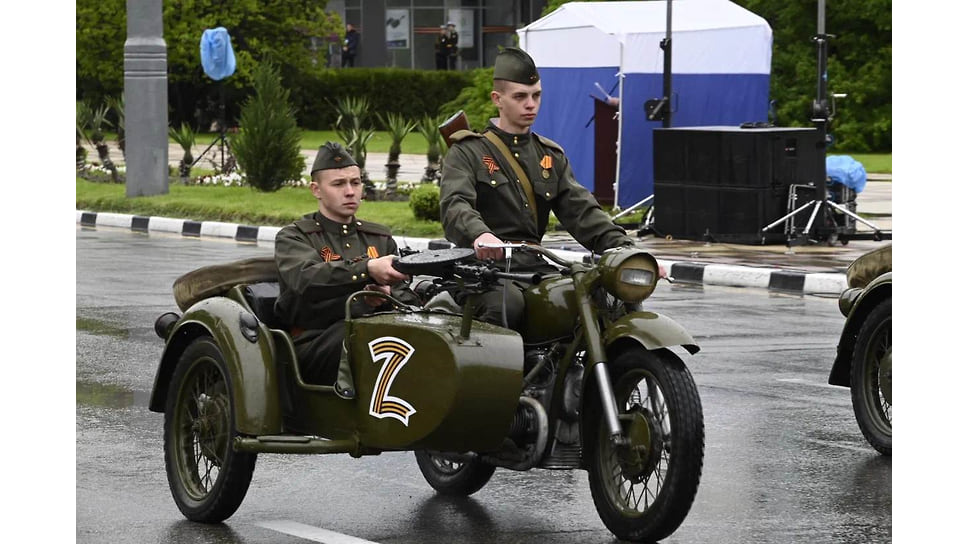 В составе ретроколонны — автомобиль ГАЗ-АА (военная полуторка), мотоциклы времен Великой Отечественной войны и УАЗы
