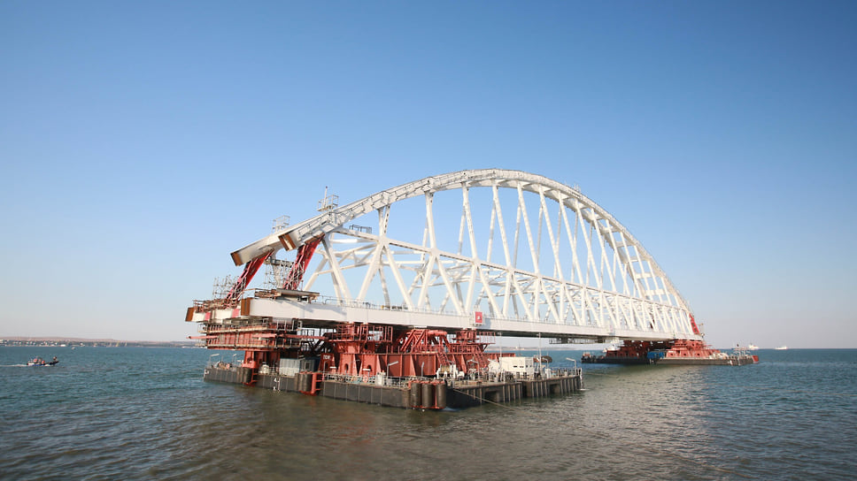 В августе 2017 года завершен один из сложнейших этапов строительства Крымского моста — монтаж арки весом 6 тыс. тонн (почти как Эйфелева башня) на высоте 35 метров
