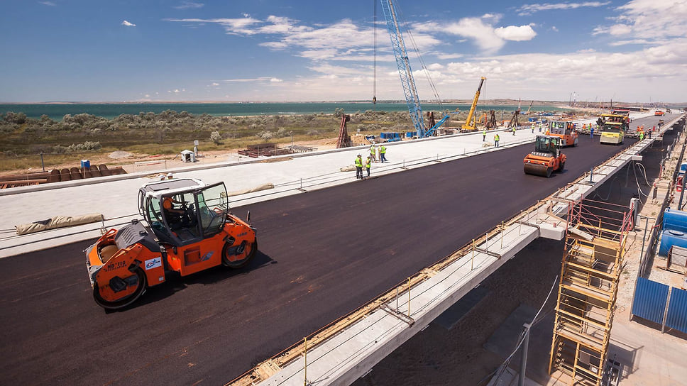10 июля 2017 года на Крымском мосту началась укладка асфальта. На асфальтирование более 200 метров дороги понадобилось около 400 тонн асфальтобетонной смеси
