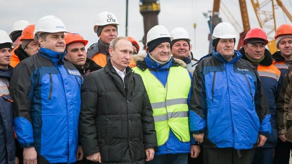 18 марта 2016 года президент РФ Владимир Путин проинспектировал строительство Крымского моста. Возведение переправы он назвал исторической миссией
