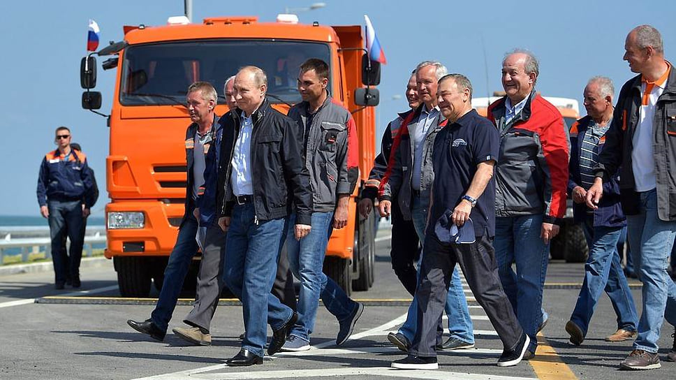 Владимир Путин со строителями перед началом торжественного митинга-концерта по случаю открытия автодорожной части Крымского моста
