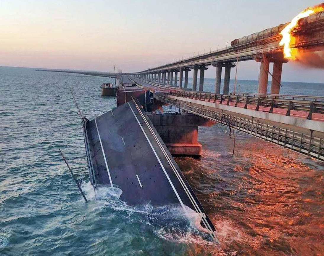 Утром 8 октября 2022 года на автомобильной части Крымского моста взорвался грузовой автомобиль, после чего загорелись железнодорожные топливные цистерны. В результате обрушился фрагмент автомобильного полотна
