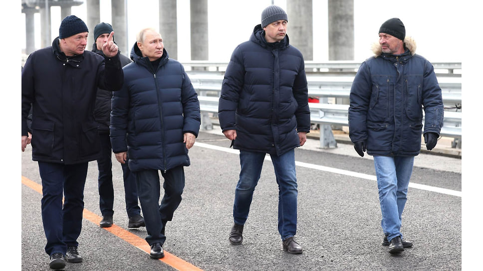 Владимир Путин проехал по автомобильной полосе Крымского моста, отремонтированной после произошедшего 8 октября теракта

