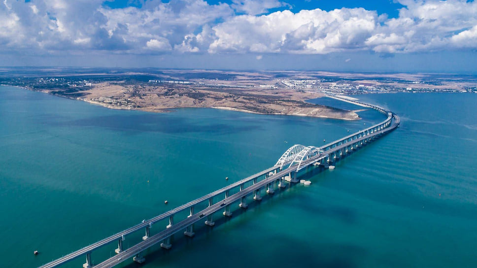 Мост состоит из четырех полос. Разрешенная скорость движения на дороге — до 90 км/ч. Пропускная способность этой трассы – до 40 тыс. автомобилей в сутки.
