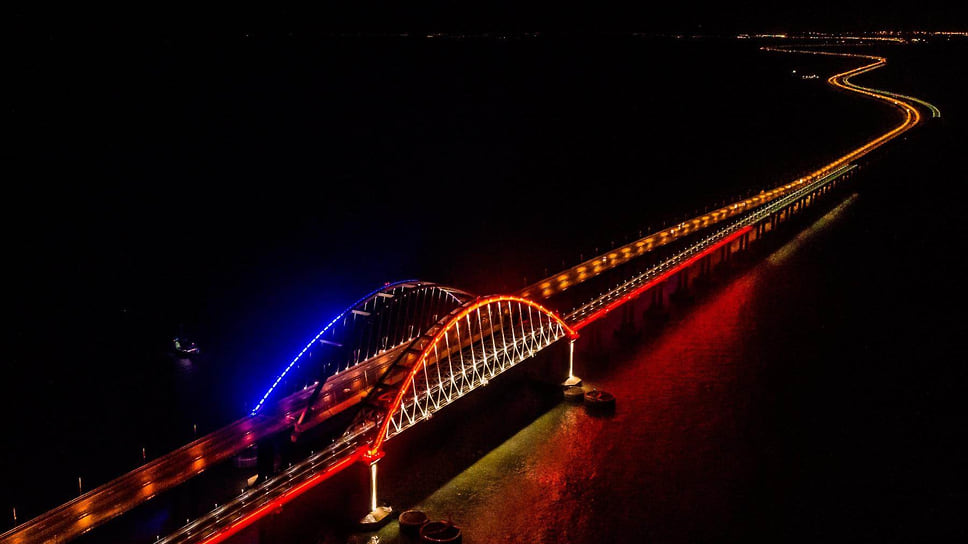 9 мая 2021 года модернизировали подсветку арок Крымского моста. Теперь в темное время суток они светятся цветами российского триколора
